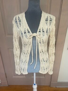 OPEN-KNIT TIE-FRONT COTTON SWEATER IN CREAM. SzM-NWT/SO ON-TREND FOR S/S 2026